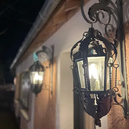 Maison d'hôtes La Petite Maison De - Privatisation De Charme 5 Etoiles Au Coeur Du Village - 3 5*