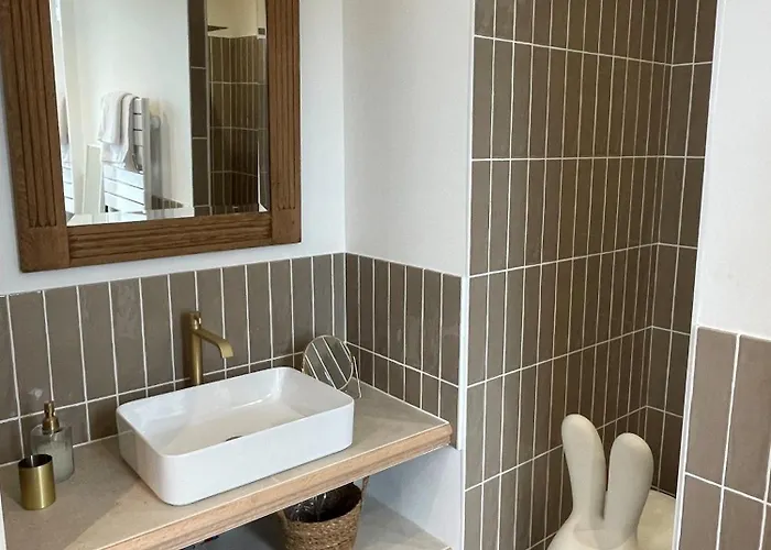 Πανσιόν La Petite Maison De - De Charme 5 Etoiles Au Coeur Du Village - Maison 3 3 Salles De Bain - Jardin - Privatisation