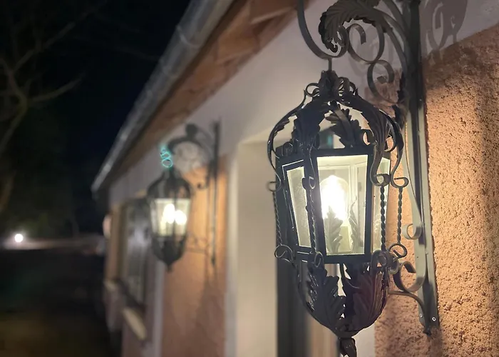 Πανσιόν La Petite Maison De - De Charme 5 Etoiles Au Coeur Du Village - Maison 3 3 Salles De Bain - Jardin - Privatisation 5*