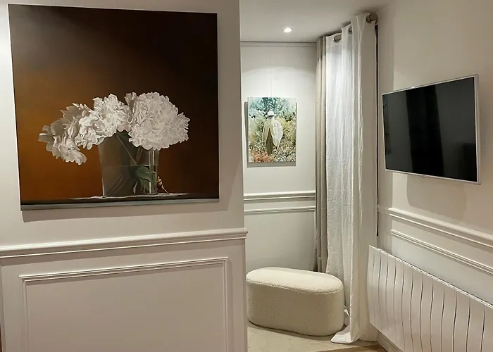 La Petite Maison De - De Charme 5 Etoiles Au Coeur Du Village - Maison 3 3 Salles De Bain - Jardin - Privatisation Πανσιόν 5*