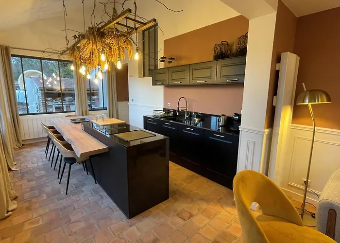 Πανσιόν La Petite Maison De - De Charme 5 Etoiles Au Coeur Du Village - Maison 3 3 Salles De Bain - Jardin - Privatisation 5*