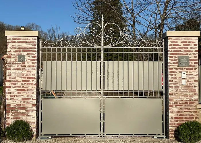 La Petite Maison De - De Charme 5 Etoiles Au Coeur Du Village - Maison 3 3 Salles De Bain - Jardin - Privatisation 5*