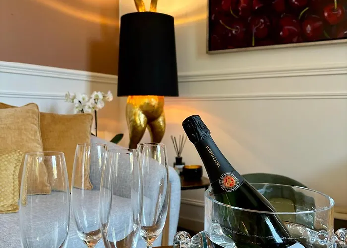 La Petite Maison De - De Charme 5 Etoiles Au Coeur Du Village - Maison 3 3 Salles De Bain - Jardin - Privatisation 5*