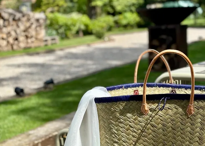 La Petite Maison De - De Charme 5 Etoiles Au Coeur Du Village - Maison 3 3 Salles De Bain - Jardin - Privatisation Πανσιόν Ζιβερνί