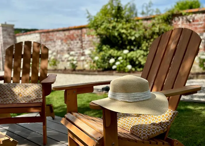 Πανσιόν La Petite Maison De - De Charme 5 Etoiles Au Coeur Du Village - Maison 3 3 Salles De Bain - Jardin - Privatisation