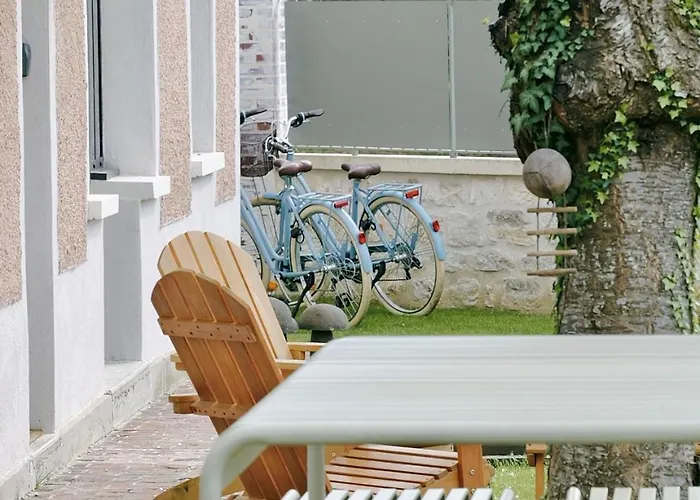 Πανσιόν La Petite Maison De - De Charme 5 Etoiles Au Coeur Du Village - Maison 3 3 Salles De Bain - Jardin - Privatisation 5*