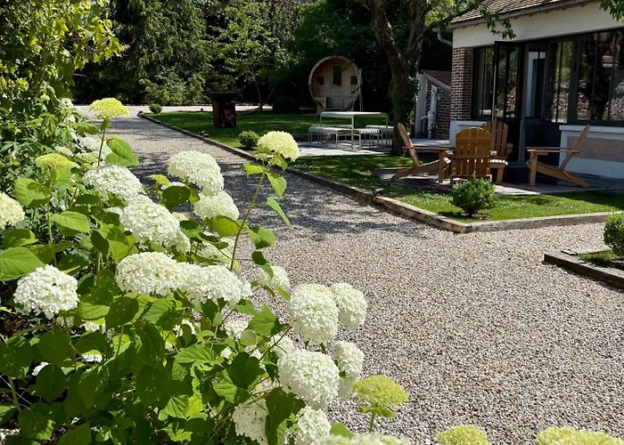 Πανσιόν La Petite Maison De - De Charme 5 Etoiles Au Coeur Du Village - Maison 3 3 Salles De Bain - Jardin - Privatisation Ζιβερνί